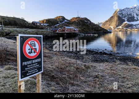 Cartello di divieto, divieto di guida, divieto di camper, Reine, Moskenesoya, Lofoten, Norvegia, Europa Foto Stock