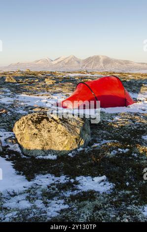 Tenda a Engerdalsfjellet con vista sul monte Rendalssoelen, Hedmark Fylke, Norvegia, Bivouac, Hedmark, Norvegia, Europa Foto Stock