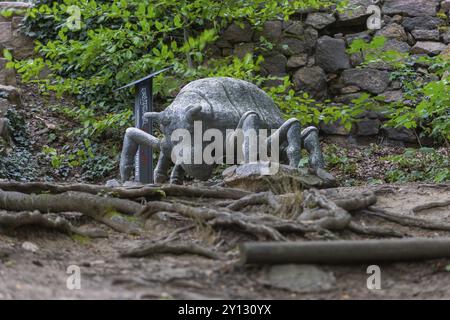 Una scultura di fillossera adorna la storica strada forestale. Mia Stolle, una studentessa di scultura teatrale presso l'Università di Belle Arti di Dresda, ha creato il Th Foto Stock