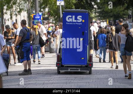 GLS consegna bici e-cargo, su Schadowstrasse, ONO e-cargo bike, a Duesseldorf, Renania settentrionale-Vestfalia, Germania, Europa Foto Stock