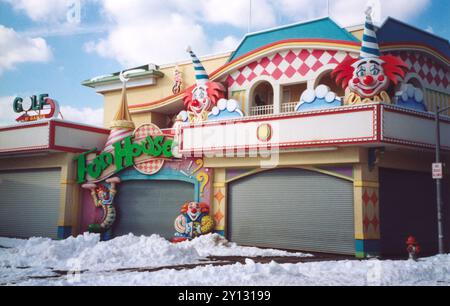 Point Pleasant, New Jersey - 9 febbraio 2003: Una vista della Fun House sul Point Pleasant Boardwalk durante l'inverno. C'è neve per terra. Im Foto Stock