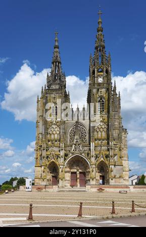 Imponente chiesa gotica con torri alte e architettura dettagliata su un cielo azzurro, facciata, basilica, Notre-Dame de l'Epine, Epine, Marne, Foto Stock