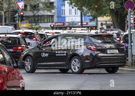 Noleggio auto, taxi, fornito ai passeggeri tramite un'app dal servizio di noleggio online Uber, a Duesseldorf, Renania settentrionale-Vestfalia, Germania, Europa Foto Stock