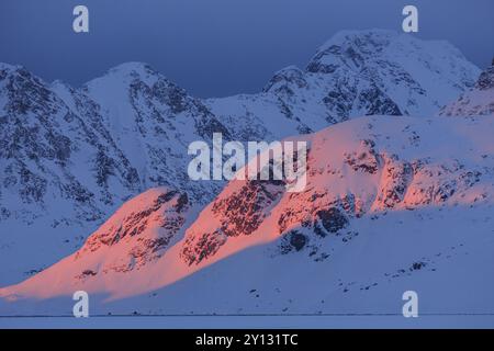 Luce serale sulle montagne innevate, Artico, Inverno, Kulusuk, Groenlandia orientale, Groenlandia, Nord America Foto Stock