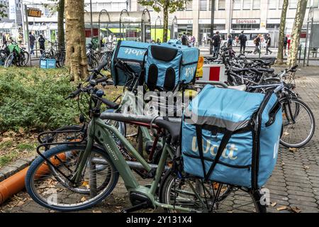 Servizio di consegna Wolt, biciclette parcheggiate di corrieri di biciclette con zaino termico, di fronte alla stazione ferroviaria principale di Duesseldorf, Renania settentrionale-Westph Foto Stock