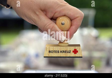 Foto simbolo, mano della donna con timbro, iscrizione: Croce Rossa tedesca, logo, studio Foto Stock