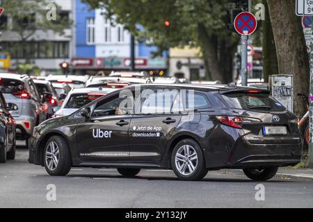 Noleggio auto, taxi, fornito ai passeggeri tramite un'app dal servizio di noleggio online Uber, a Duesseldorf, Renania settentrionale-Vestfalia, Germania, Europa Foto Stock