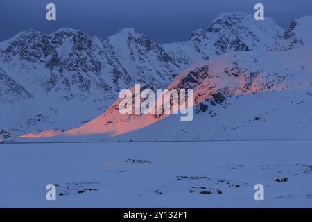 Luce serale sulle montagne innevate, Artico, Kulusuk, Groenlandia orientale, Groenlandia, nord America Foto Stock