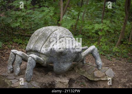 Una scultura di fillossera adorna la storica strada forestale. Mia Stolle, una studentessa di scultura teatrale presso l'Università di Belle Arti di Dresda, ha creato il Th Foto Stock