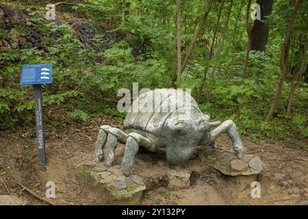 Una scultura di fillossera adorna la storica strada forestale. Mia Stolle, una studentessa di scultura teatrale presso l'Università di Belle Arti di Dresda, ha creato il Th Foto Stock