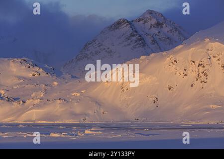 Luce serale sulle montagne innevate, Artico, Inverno, Kulusuk, Groenlandia orientale, Groenlandia, Nord America Foto Stock