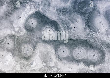 Vista aerea delle formazioni di ghiaccio su un lago ghiacciato, inverno, Riegsee, colline alpine, alta Baviera, Baviera, Germania, Europa Foto Stock