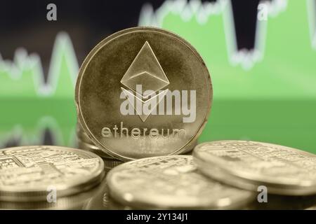 Moneta di criptovaluta ETH Ethereum sullo sfondo del grafico verde. Concetto di tendenza bolla o toro Foto Stock