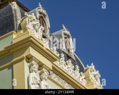 Dettaglio del tetto di un edificio storico con sculture e dettagli architettonici incorporati sotto un cielo blu, tenerife, Isole canarie, spagna Foto Stock