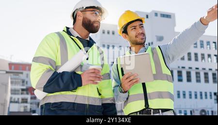 Uomini d'affari, architetti e progettisti con tablet per la manutenzione o l'implementazione di edifici in città. Uomo, appaltatore o ingegnere civile Foto Stock