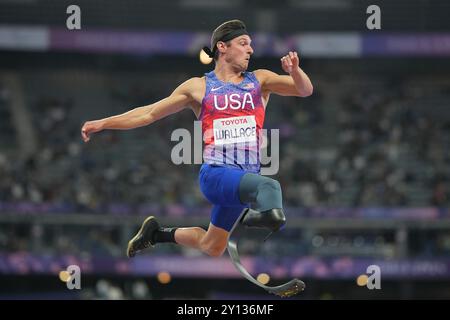 Saint-Denis, Francia. 4 settembre 2024. WALLACE Jarryd (USA) Athletics : Men's Long Jump T64 Final durante i Giochi Paralimpici di Parigi 2024 allo Stade de France di Saint-Denis, Francia . Crediti: AFLO SPORT/Alamy Live News Foto Stock