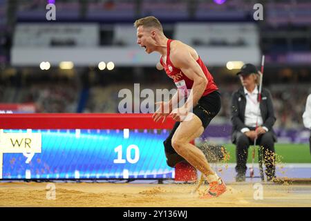 Saint-Denis, Francia. 4 settembre 2024. REHM Markus (GER) Athletics : Men's Long Jump T64 Final durante i Giochi Paralimpici di Parigi 2024 allo Stade de France di Saint-Denis, Francia . Crediti: AFLO SPORT/Alamy Live News Foto Stock