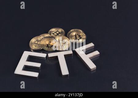 Bitcoin Coins con testo ETF messo su sfondo scuro, concetto di approvazione di Exchange Traded Fund Foto Stock