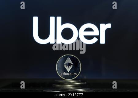 Monete Ethereum con il logo Uber sullo schermo di un laptop. Slovenia, Lubiana, 02 24 2019 Foto Stock