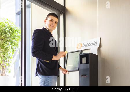 Bitcoin bancomat essendo utilizzato da parte dell'imprenditore per l'acquisto cryptocurrency e altri altcoins Foto Stock