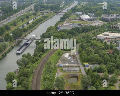 Vista dall'alto del canale con navi, binari ferroviari, edifici industriali e diversi ponti, oberhausen, regione della ruhr, Germania, Europa Foto Stock