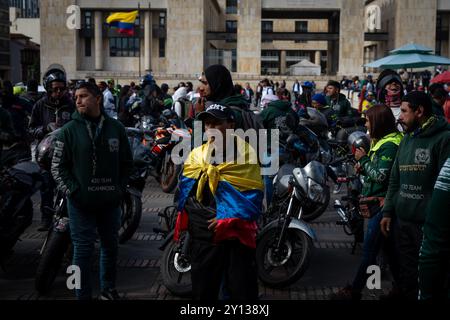 Bogotà, Colombia. 4 settembre 2024. I motociclisti prendono parte a una manifestazione di fronte al congresso colombiano mentre i camionisti e altri gruppi raggiungono un terzo giorno di proteste contro l'aumento dei prezzi del carburante a Bogotà, in Colombia, il 4 settembre 2024. Foto di: Brandon Pinto/Long Visual Press credito: Long Visual Press/Alamy Live News Foto Stock