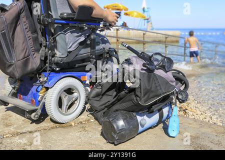 Disabili disabili scuba diver con attrezzature su una spiaggia in riva alla ricerca in mare Foto Stock