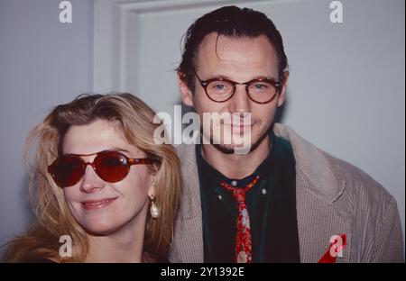 Natasha Richardson e Liam Neeson assistono alla serata di apertura di 'Anna Christie' al Criterion Center Stage della Roundabout Theatre Company a New York City il 14 gennaio 1993. Foto di Henry McGee/MediaPunch Foto Stock