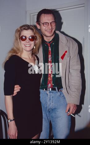 Natasha Richardson e Liam Neeson assistono alla serata di apertura di 'Anna Christie' al Criterion Center Stage della Roundabout Theatre Company a New York City il 14 gennaio 1993. Foto di Henry McGee/MediaPunch Foto Stock