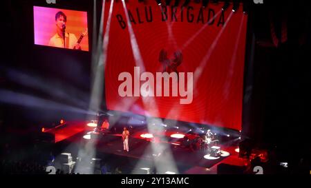 Inglewood, California, USA 28 agosto 2024 i cantanti/fratelli Henry Beasley e Pierre Beasley di Ball Brigada aprono il concerto Twenty One Pilots The Clancy World Tour all'Intuit Dome il 28 agosto 2024 a Inglewood, California, USA. Foto di Barry King/Alamy Stock Photo Foto Stock