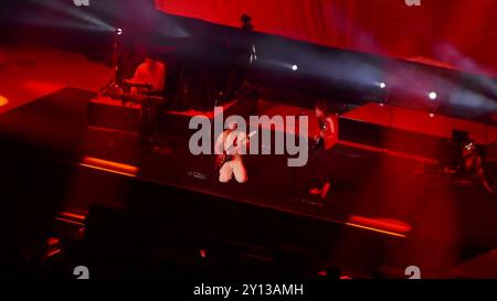 Inglewood, California, USA 28 agosto 2024 i cantanti/fratelli Henry Beasley e Pierre Beasley di Ball Brigada aprono il concerto Twenty One Pilots The Clancy World Tour all'Intuit Dome il 28 agosto 2024 a Inglewood, California, USA. Foto di Barry King/Alamy Stock Photo Foto Stock