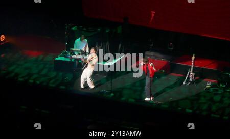 Inglewood, California, USA 28 agosto 2024 i cantanti/fratelli Henry Beasley e Pierre Beasley di Ball Brigada aprono il concerto Twenty One Pilots The Clancy World Tour all'Intuit Dome il 28 agosto 2024 a Inglewood, California, USA. Foto di Barry King/Alamy Stock Photo Foto Stock