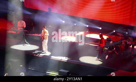 Inglewood, California, USA 28 agosto 2024 i cantanti/fratelli Henry Beasley e Pierre Beasley di Ball Brigada aprono il concerto Twenty One Pilots The Clancy World Tour all'Intuit Dome il 28 agosto 2024 a Inglewood, California, USA. Foto di Barry King/Alamy Stock Photo Foto Stock