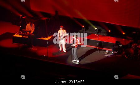 Inglewood, California, USA 28 agosto 2024 i cantanti/fratelli Henry Beasley e Pierre Beasley di Ball Brigada aprono il concerto Twenty One Pilots The Clancy World Tour all'Intuit Dome il 28 agosto 2024 a Inglewood, California, USA. Foto di Barry King/Alamy Stock Photo Foto Stock