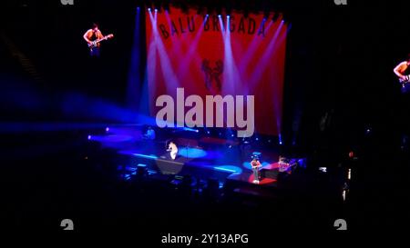 Inglewood, California, USA 28 agosto 2024 i cantanti/fratelli Henry Beasley e Pierre Beasley di Ball Brigada aprono il concerto Twenty One Pilots The Clancy World Tour all'Intuit Dome il 28 agosto 2024 a Inglewood, California, USA. Foto di Barry King/Alamy Stock Photo Foto Stock