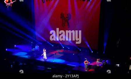 Inglewood, California, USA 28 agosto 2024 i cantanti/fratelli Henry Beasley e Pierre Beasley di Ball Brigada aprono il concerto Twenty One Pilots The Clancy World Tour all'Intuit Dome il 28 agosto 2024 a Inglewood, California, USA. Foto di Barry King/Alamy Stock Photo Foto Stock