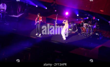 Inglewood, California, USA 28 agosto 2024 i cantanti/fratelli Henry Beasley e Pierre Beasley di Ball Brigada aprono il concerto Twenty One Pilots The Clancy World Tour all'Intuit Dome il 28 agosto 2024 a Inglewood, California, USA. Foto di Barry King/Alamy Stock Photo Foto Stock