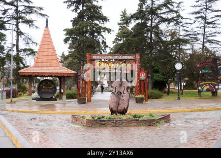 Villa General Belgrano, Cordoba, Argentina; 20 agosto 2024: Piazza Jose Hernandez, con un arco che si riferisce all'Okctoberfest, il festival nazionale della birra Foto Stock