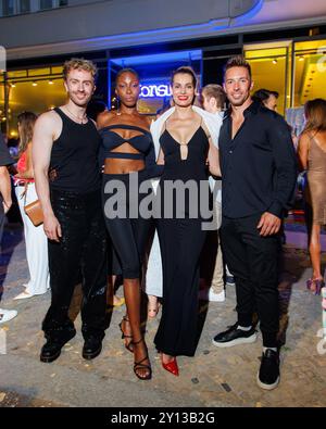 Grande apertura - le Consulat Felix Nieder, Toni Dreher-Adenuga, Rebecca Kunikowski und Ramon Roselly Beim grande Bistrot Restaurant le Consulat AM 04.09.2024 a Berlino. *** Grande apertura le Consulat Felix Nieder, Toni Dreher Adenuga, Rebecca Kunikowski e Ramon Roselly al Grand Opening Bistrot Restaurant le Consulat il 04 09 2024 a Berlino Copyright: XEventpressxKochanx Foto Stock