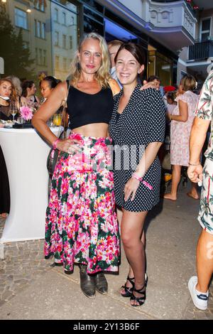 Grande apertura - le Consulat Eva Mona Rodekirchen, Iris Mareike Steen und Iris Mareike Steen beim grande Bistrot Restaurant le Consulat AM 04.09.2024 a Berlino. *** Grande apertura le Consulat Eva Mona Rodekirchen, Iris Mareike Steen e Iris Mareike Steen al Grand Opening Bistrot Restaurant le Consulat il 04 09 2024 a Berlino Copyright: XEventpressxKochanx Foto Stock