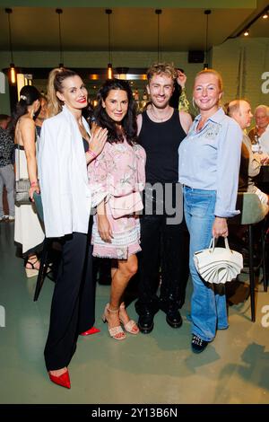 Grande apertura - le Consulat Rebecca Kunikowski, Mariella Ahrens, Felix Nieder und Ilka Peemöller beim grande Bistrot Restaurant le Consulat AM 04.09.2024 a Berlino. *** Grande apertura le Consulat Rebecca Kunikowski, Mariella Ahrens, Felix Nieder e Ilka Peemöller al Grand Opening Bistrot Restaurant le Consulat il 04 09 2024 a Berlino Copyright: XEventpressxKochanx Foto Stock