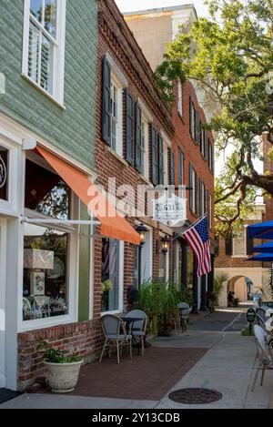 La storica Georgetown, South Carolina, offre interessanti negozi al dettaglio, caffè, ristoranti, bar e attività nautiche. Foto Stock