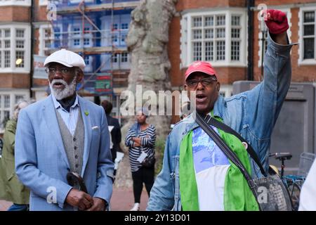 Una protesta che chiedeva giustizia dopo la pubblicazione del rapporto d'inchiesta sull'incendio della Grenfell Tower ebbe luogo fuori dal municipio di Kensington. Foto Stock