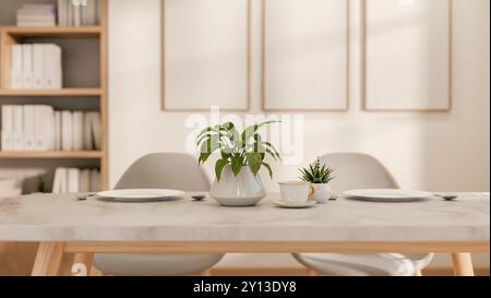 Una vista frontale ravvicinata di un lussuoso tavolo da pranzo in marmo bianco con piante decorative, una tazza da caffè, piatti e argenteria in un ambiente moderno e luminoso Foto Stock