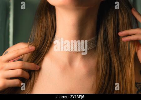 Collana bianca ornata trasparente realizzata con perline su un collo di modello non identificato, gioielli etnici Foto Stock