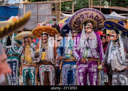 Danza dei messicani in abiti charro, Santo Tomás Chichicastenango, Repubblica del Guatemala, America centrale. Foto Stock