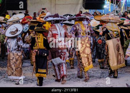 Danza dei messicani in abiti charro, Santo Tomás Chichicastenango, Repubblica del Guatemala, America centrale. Foto Stock