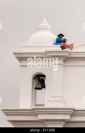 Flautista nel campanile della Chiesa di Santo Tomás, Chichicastenango, comune del dipartimento di El Quiché, Guatemala, America centrale. Foto Stock