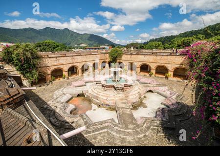 Fontana di pesce nel convento mercedario, chiesa di la Merced, Antigua Guatemala, dipartimento di Sacatepéquez, Repubblica del Guatemala, America centrale. Foto Stock