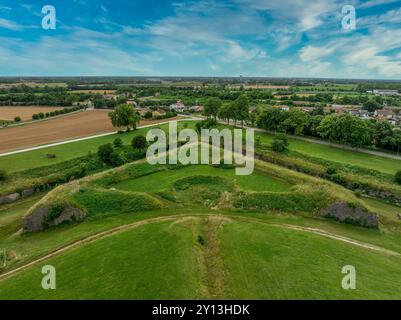 Veduta aerea del ravelin, baluardo di grandi cannoni con fossato pieno d'acqua, controguardia, che collega il tunnel sotterraneo alla fortezza di Palmanova in Italia Foto Stock